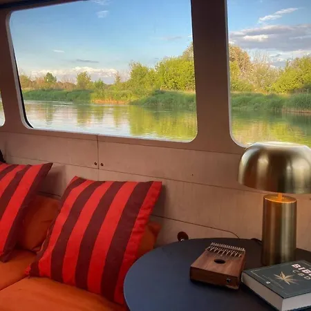 Hotel River Yacht Age Of Aquarius *